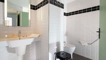 Superior Twin Room | Bathroom | Shower, free toiletries, hair dryer, slippers