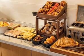 Daily buffet breakfast for a fee - Hôtel WYLD Saint Germain (Paris)