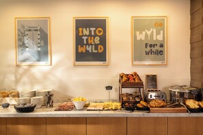 Tägliches Frühstücksbuffet (13 EUR pro Person)