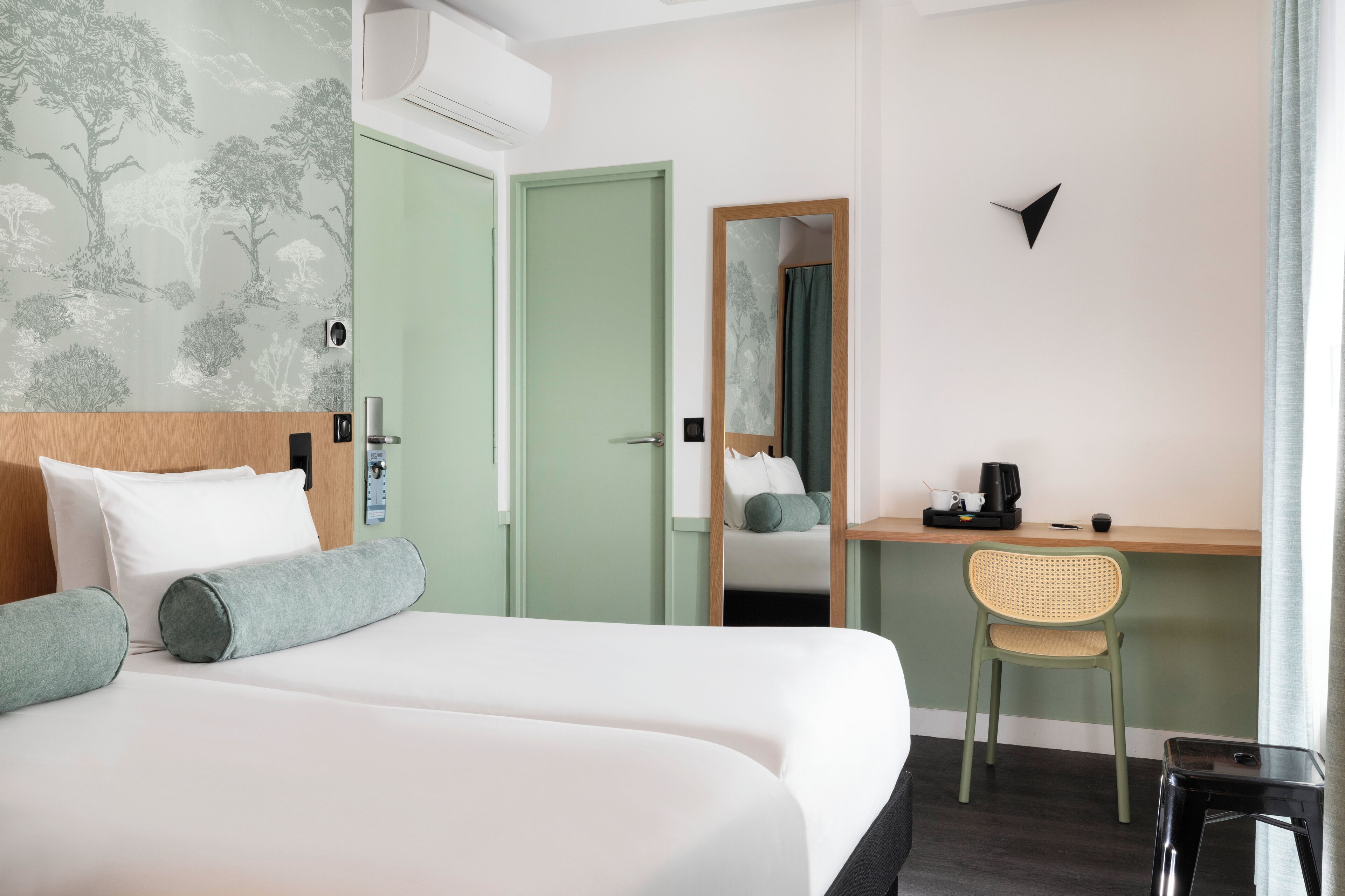 triple room | in-room safe, individually decorated, individually furnished, desk