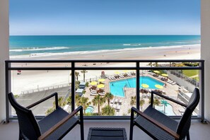 Un balcón con vistas a la playa y a la piscina.
