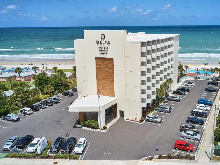 Un Hotel Delta con parcheggio e vista sull'oceano.