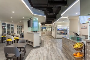 2 restaurantes, se sirven desayunos, comidas, cenas y cocina americana