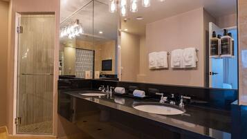 Een bad/douchecombinatie, een haardroger, handdoeken