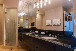 Bañera con ducha, secador de pelo, toallas