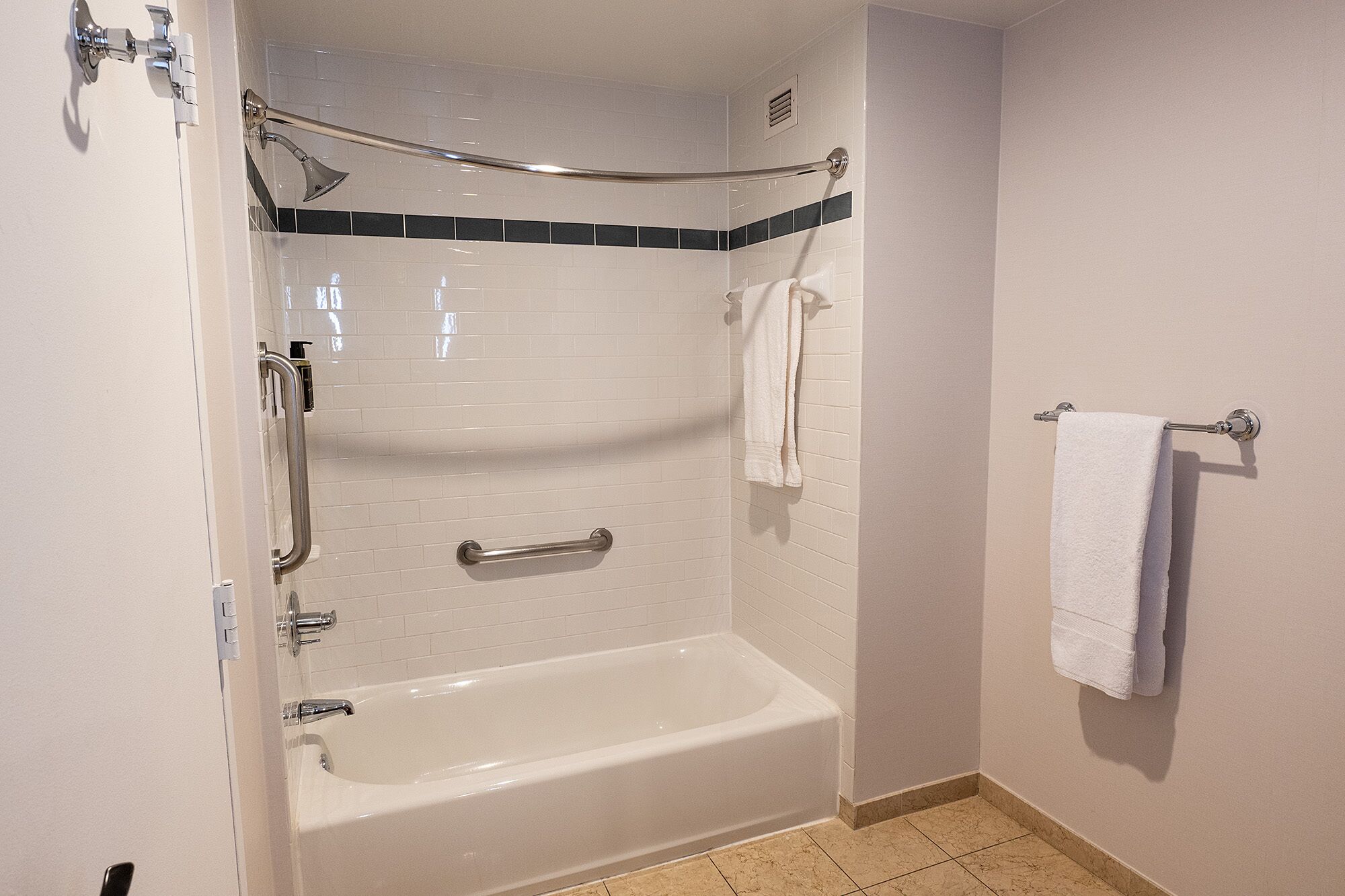 Ducha y bañera combinadas, secador de pelo y toallas