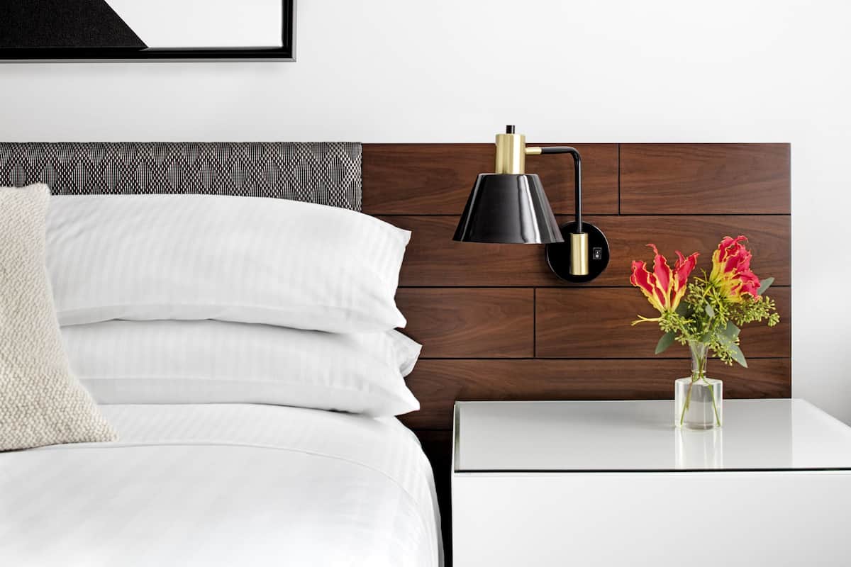 Cofres nos quartos, escrivaninha, cortinas blackout