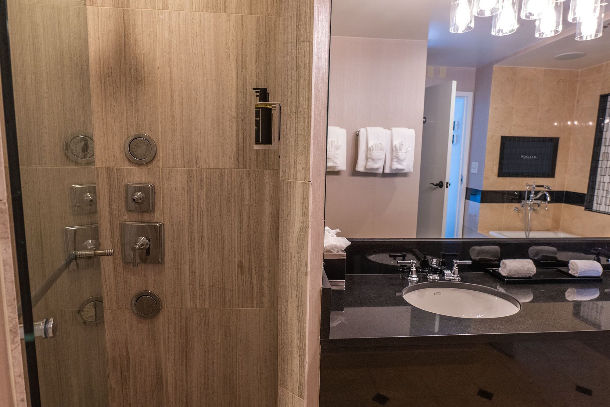 Une salle de bain moderne avec un meuble-lavabo en bois, un grand miroir et un évier.