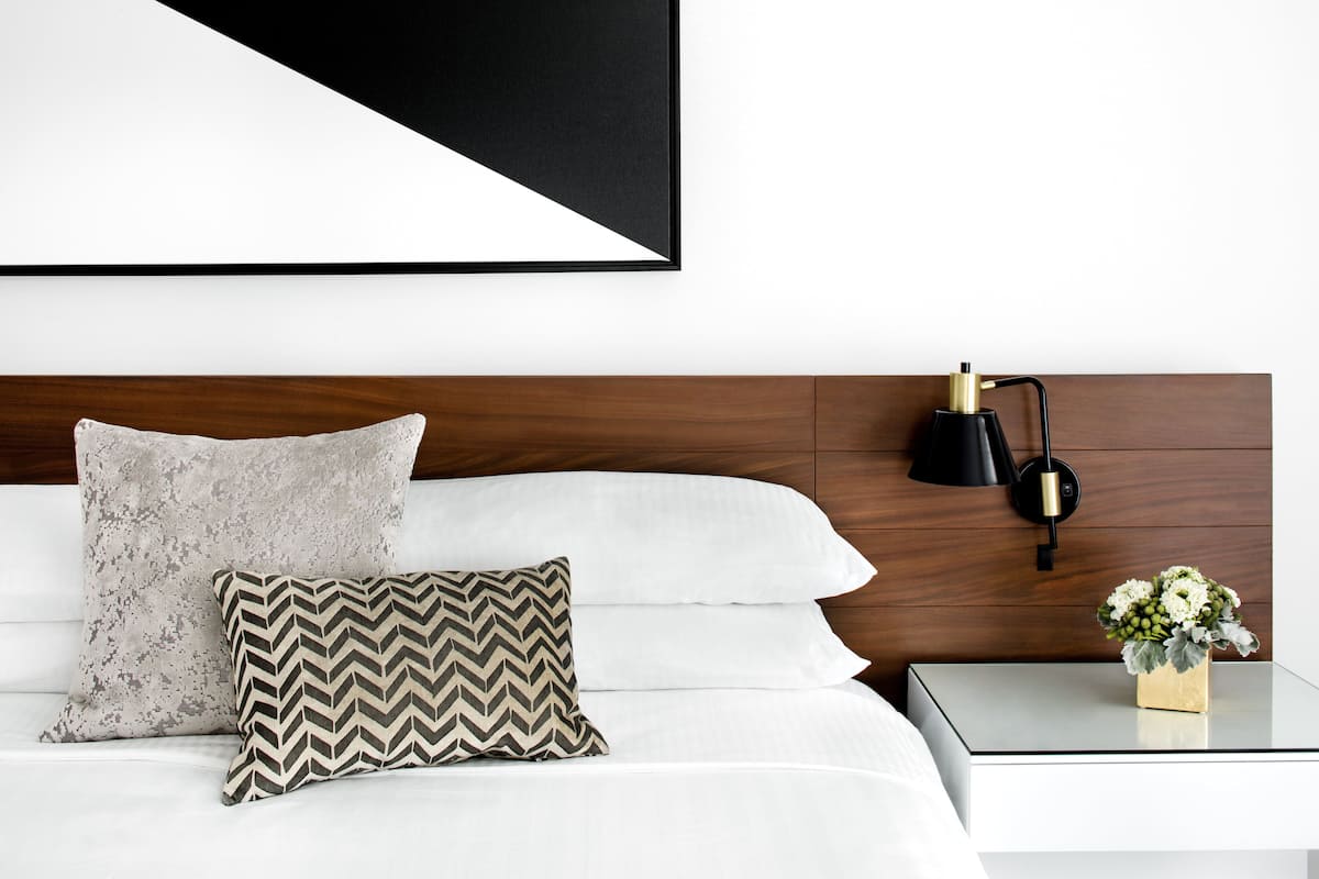 Cofres nos quartos, escrivaninha, cortinas blackout