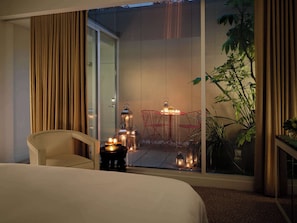 Deluxe Garden Room | 1 bedroom, premium bedding, minibar, in-room safe