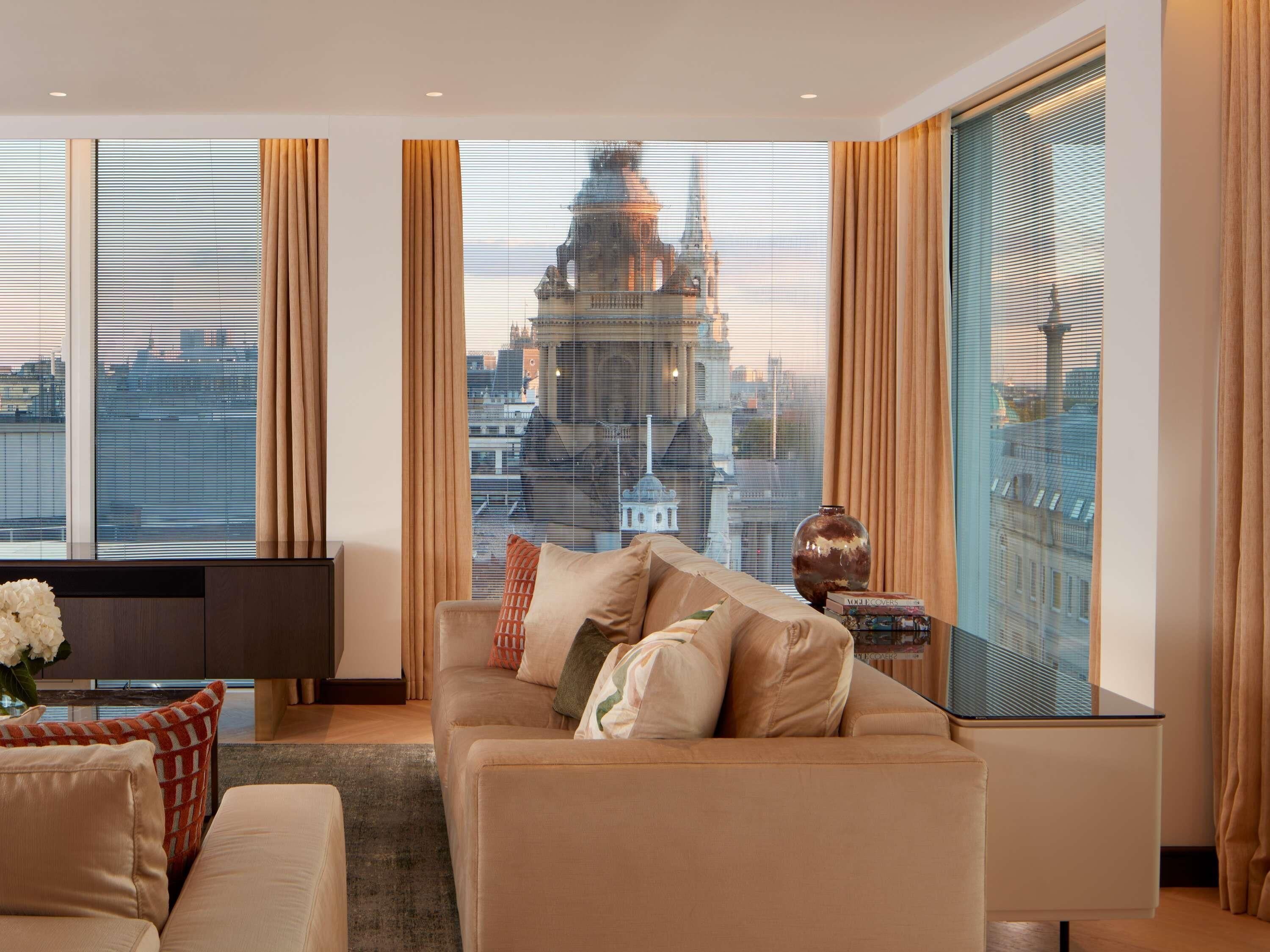 Penthouse (London Eye View) | Premium bedding, minibar, in-room safe, desk