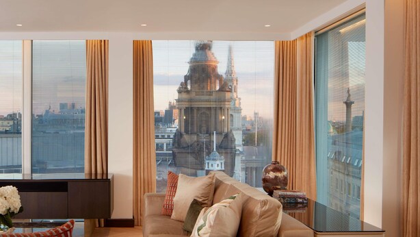Una sala de estar moderna con un sofá, una mesa de centro y una estantería.