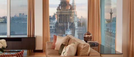 Penthouse (London Eye View) | Premium bedding, minibar, in-room safe, desk