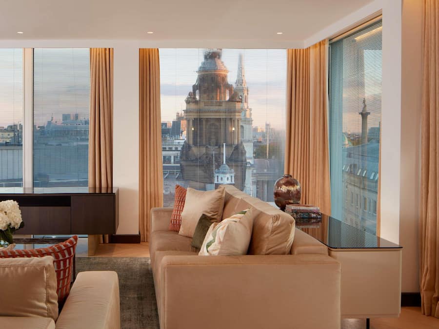 Penthouse (London Eye View) | Luxe beddengoed, een minibar, een kluis op de kamer, een bureau