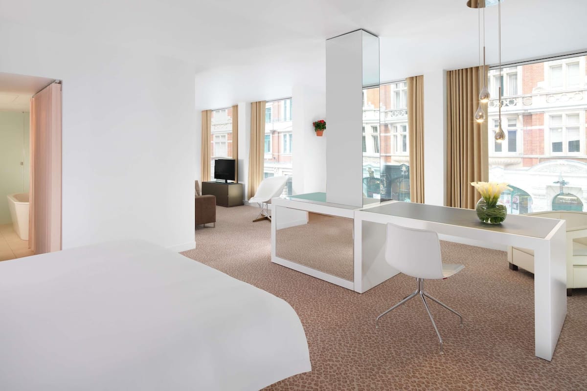 Suite, 1Â King-Bett, Eckzimmer | Hochwertige Bettwaren, Minibar, Zimmersafe, Schreibtisch