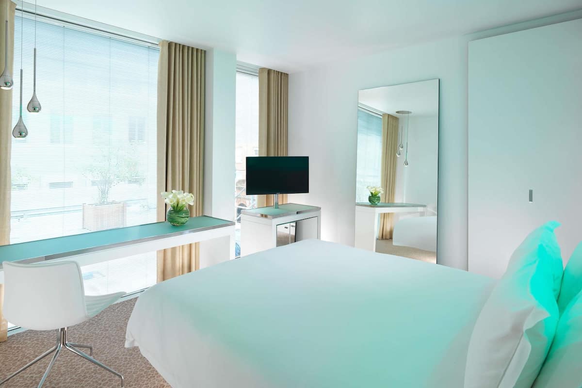Hochwertige Bettwaren, Minibar, Zimmersafe, Schreibtisch