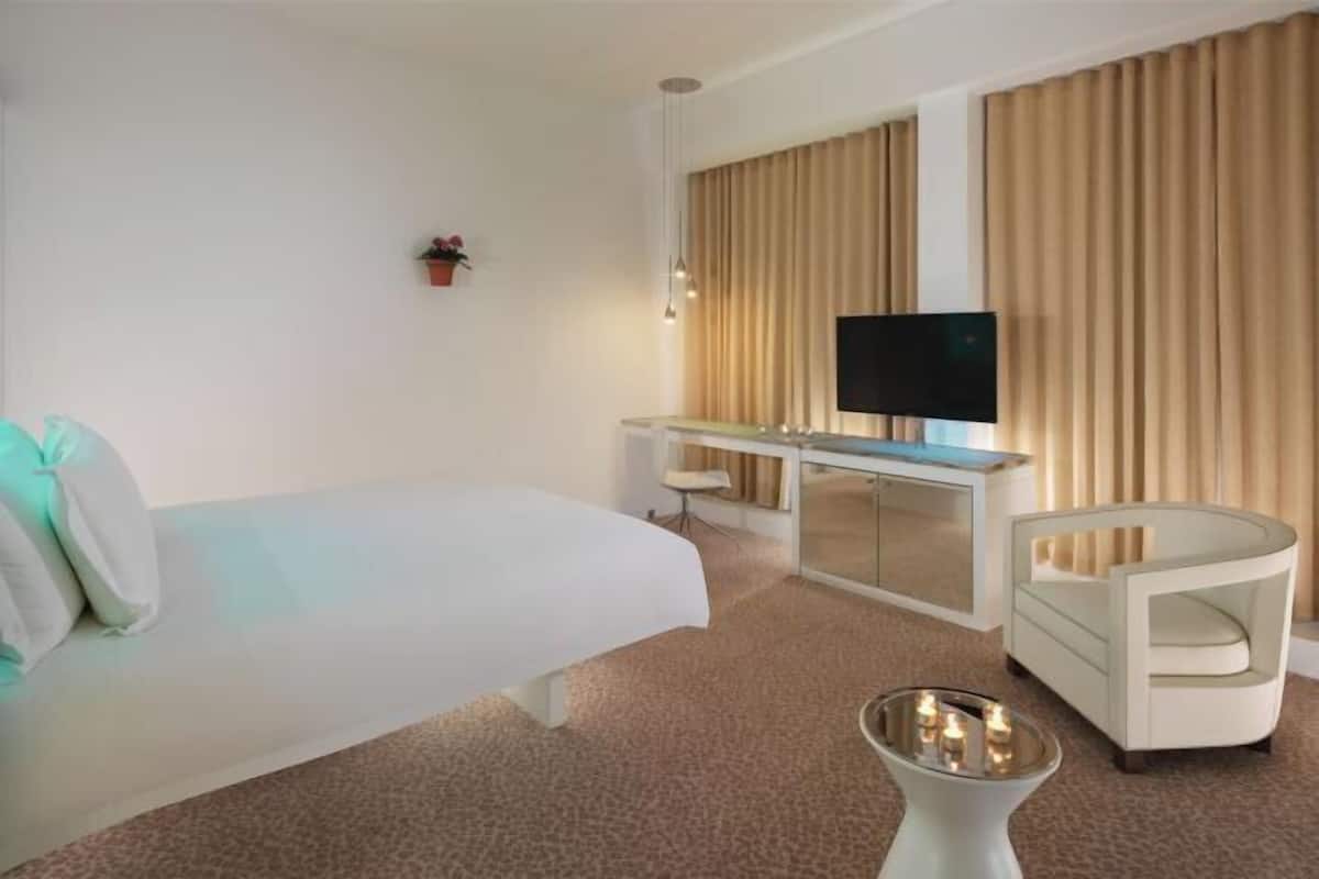 Premium bedding, minibar, in-room safe, desk
