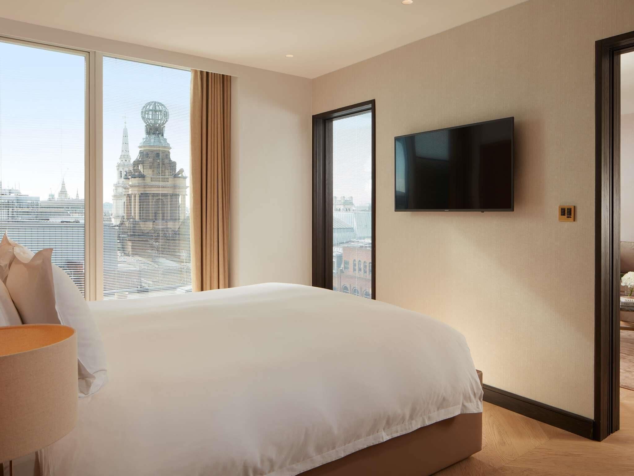 Suite, 1 Bedroom (London Eye View) | Premium bedding, minibar, in-room safe, desk