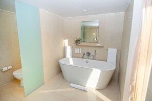 Corner King Suite | Bathroom