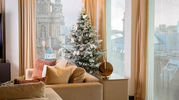 Penthouse (London Eye View) | Premium bedding, minibar, in-room safe, desk