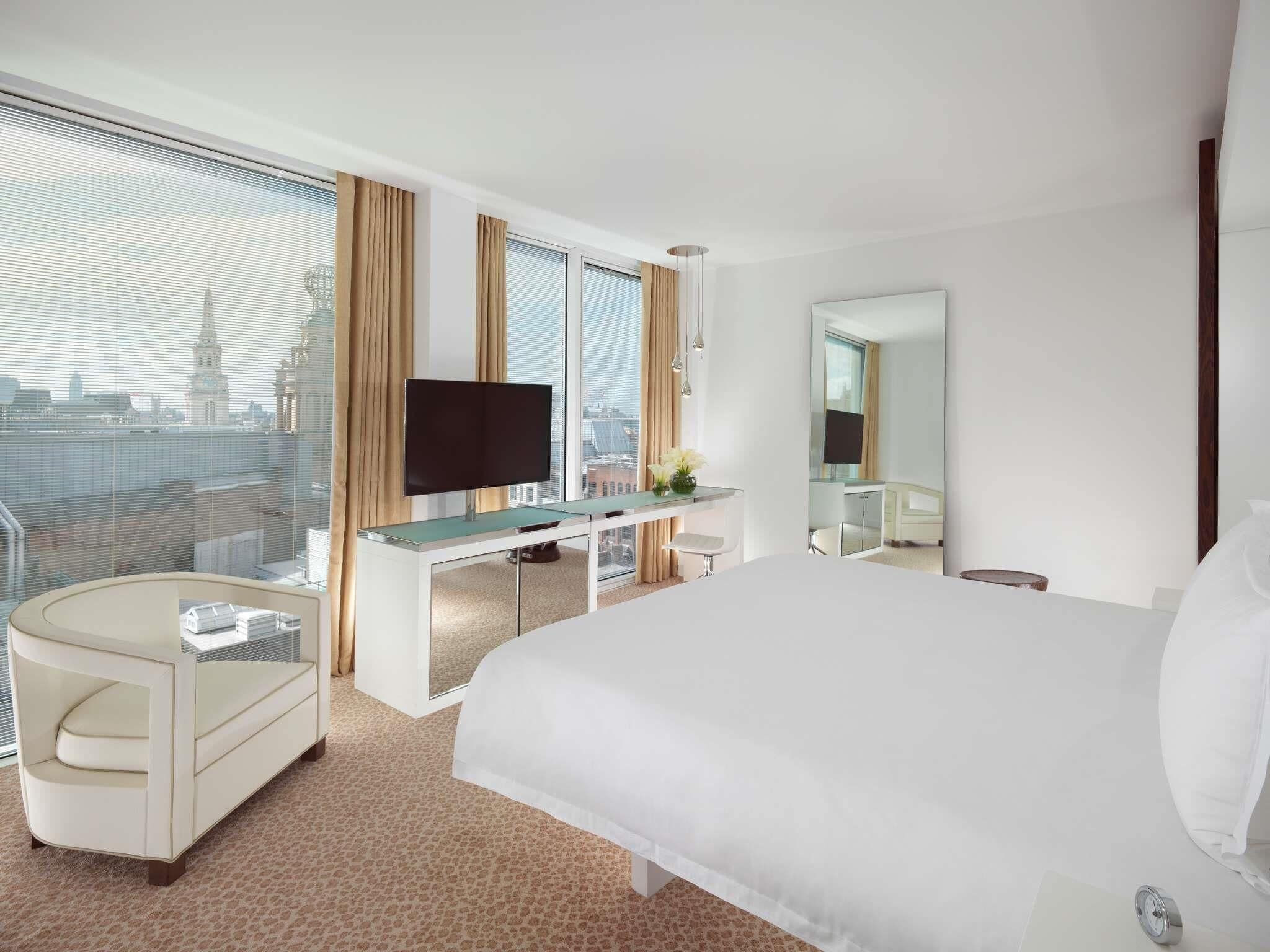 Premium bedding, minibar, in-room safe, desk
