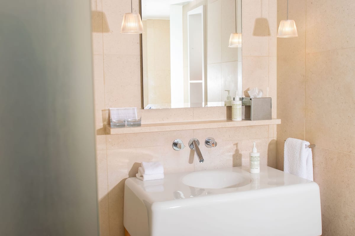 Loft, 2 letti matrimoniali | Bagno | Set di cortesia firmato, asciugacapelli, accappatoio, pantofole