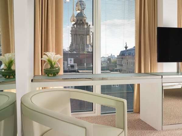 Studio, 1 King Bed | Premium bedding, minibar, in-room safe, desk