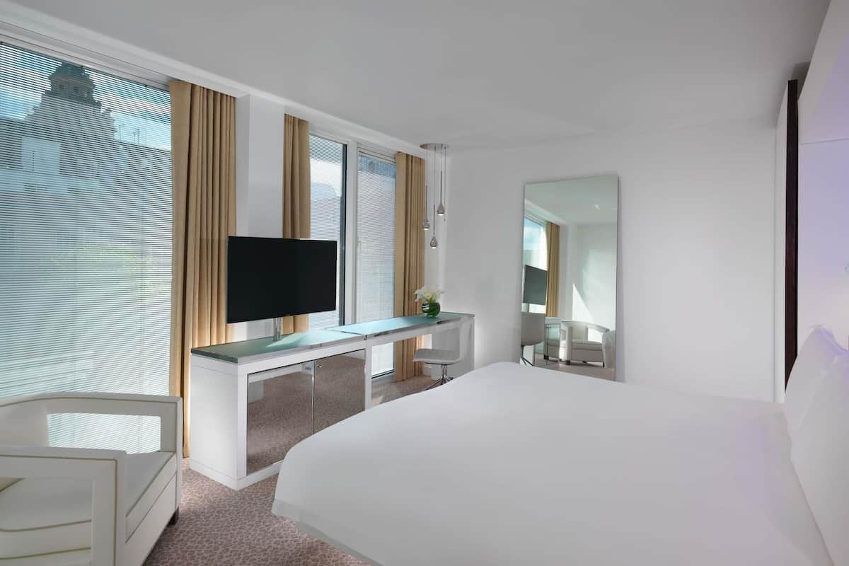 Deluxe Room, 1 King Bed | Premium bedding, minibar, in-room safe, desk