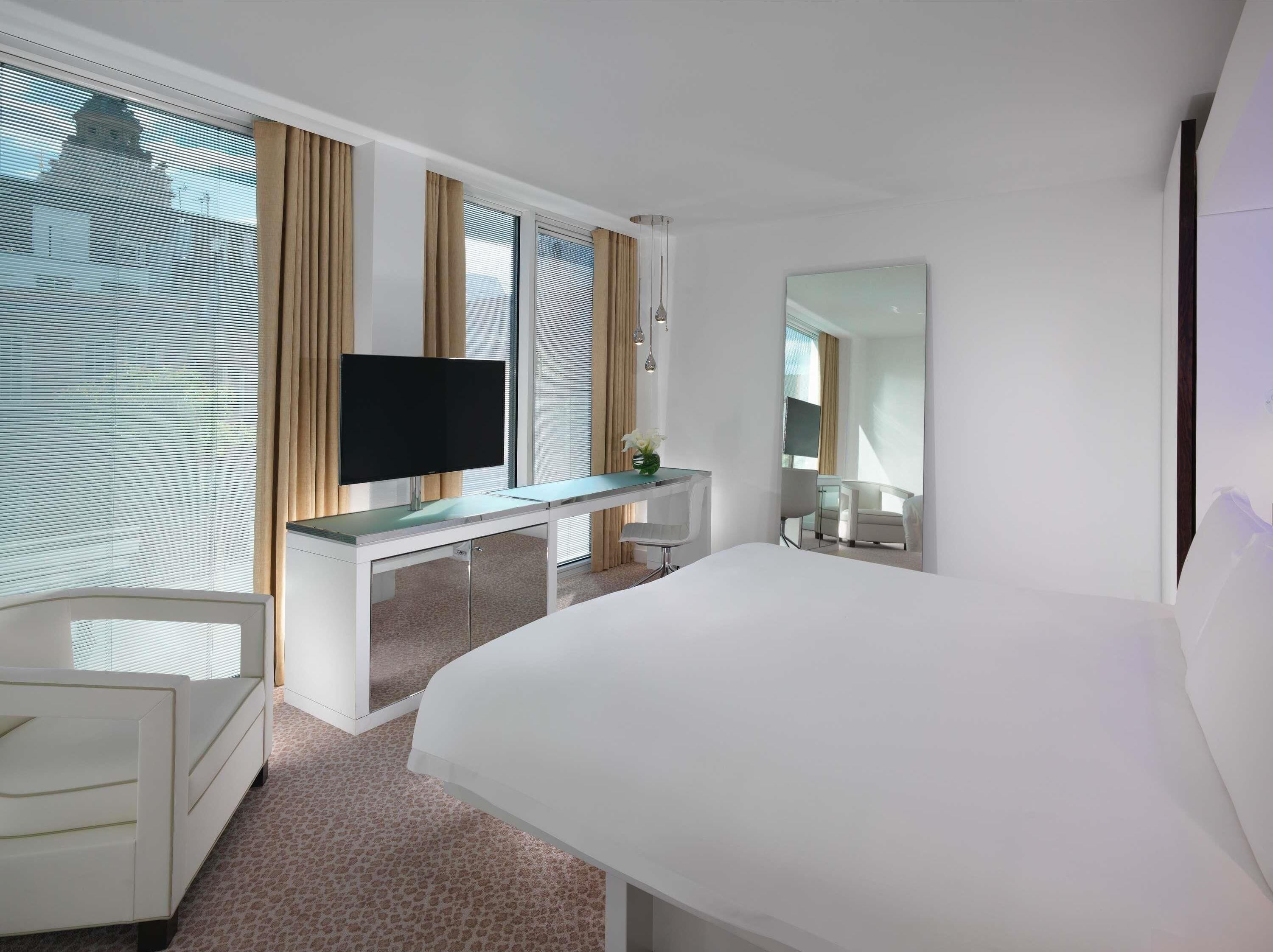 Deluxe Room, 1 King Bed | Premium bedding, minibar, in-room safe, desk