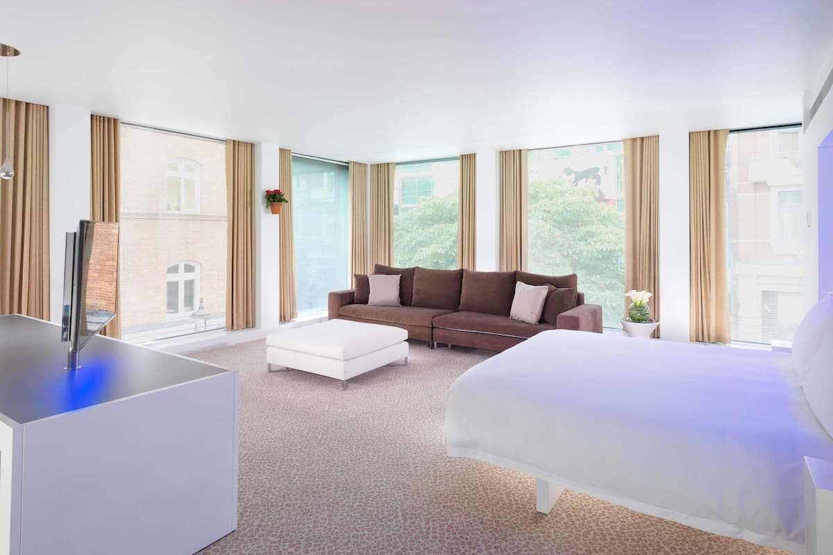 Suite, 1 kingsize-seng, hjørnerom | Sengetøy av topp kvalitet, minibar, safe på rommet og skrivebord