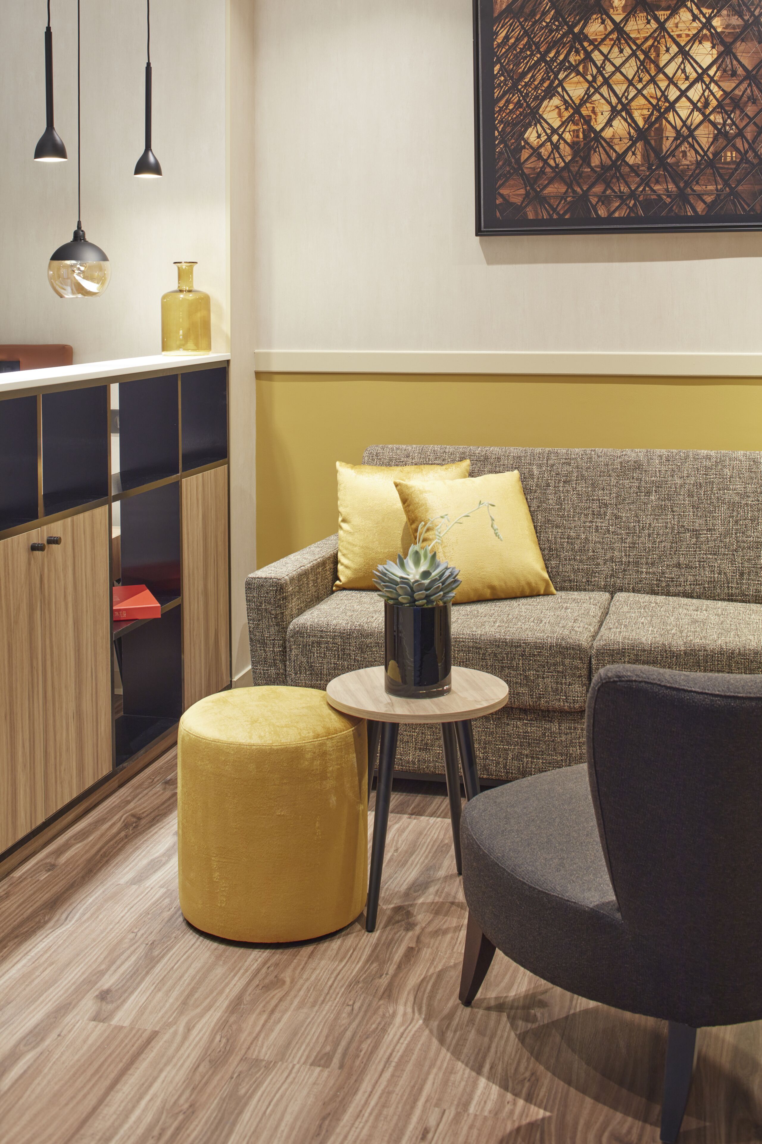 deluxe suite | living area | flat-screen tv, books