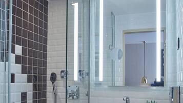 Driepersoonskamer | Badkamer | Een douche, een regendouche, designer toiletartikelen, een haardroger