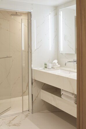 Deluxe Suite | Bathroom | Shower, rainfall showerhead, designer toiletries, hair dryer