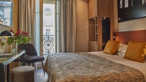 أغطية فراش متميزة وخزنة داخل الغرفة وستائر تعتيم وتجهيزات عازلة للصوت