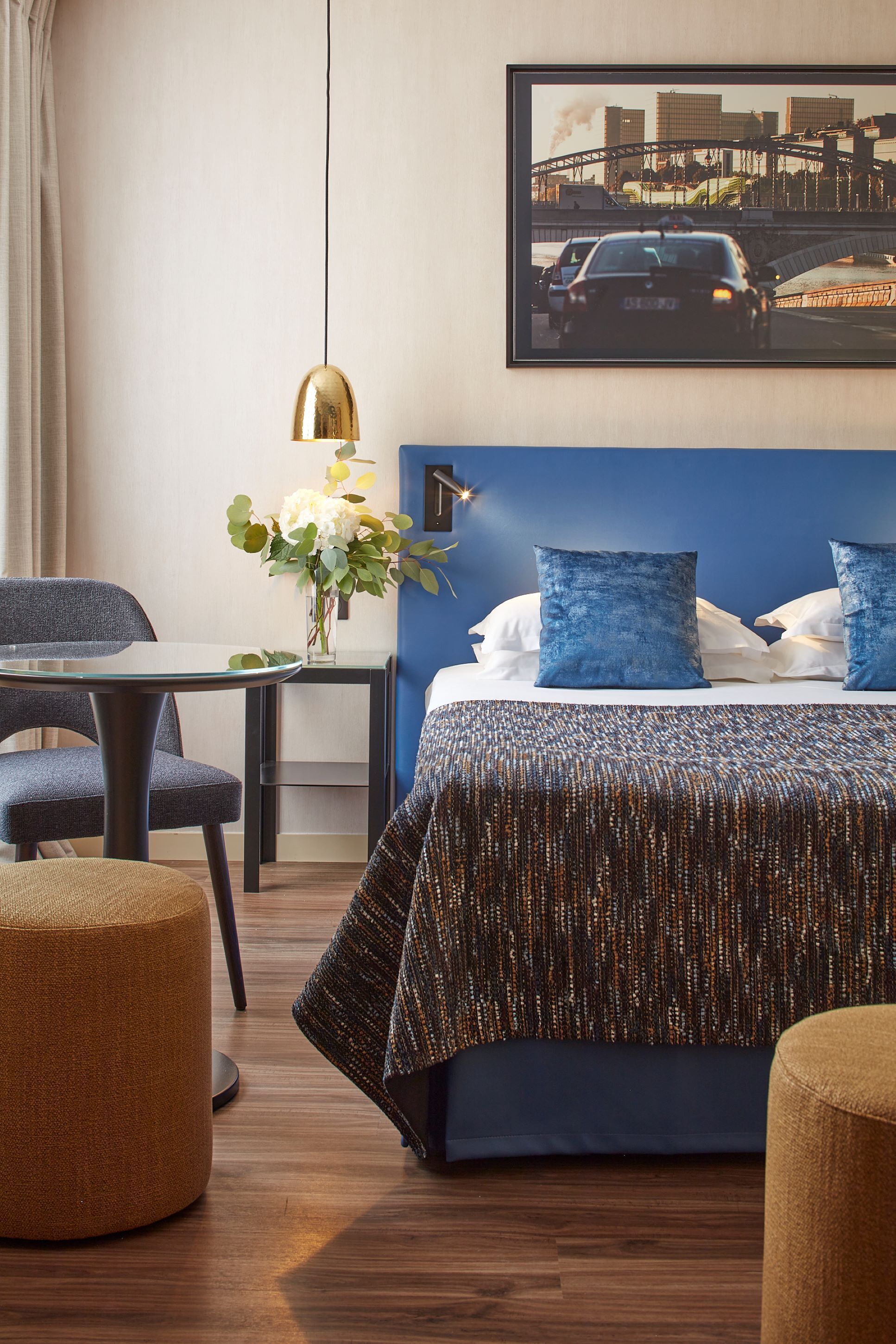 أغطية فراش متميزة وخزنة داخل الغرفة وستائر تعتيم وتجهيزات عازلة للصوت