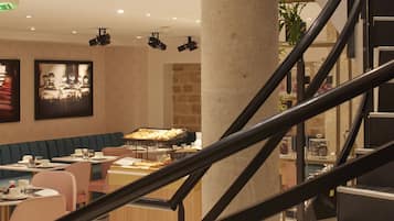 Petit déjeuner buffet (19 EUR par personne)