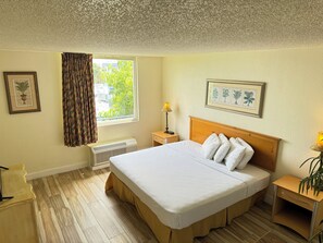 Suite | Safe på rommet, skrivebord, blendingsgardiner og strykejern/-brett