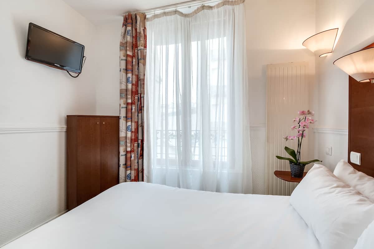 Premium bedding, minibar, desk, blackout drapes