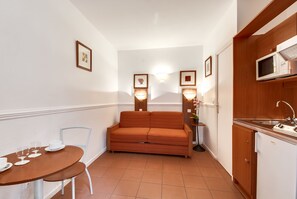 Leilighet, 2 soverom | Sengetøy av topp kvalitet, minibar, skrivebord og blendingsgardiner