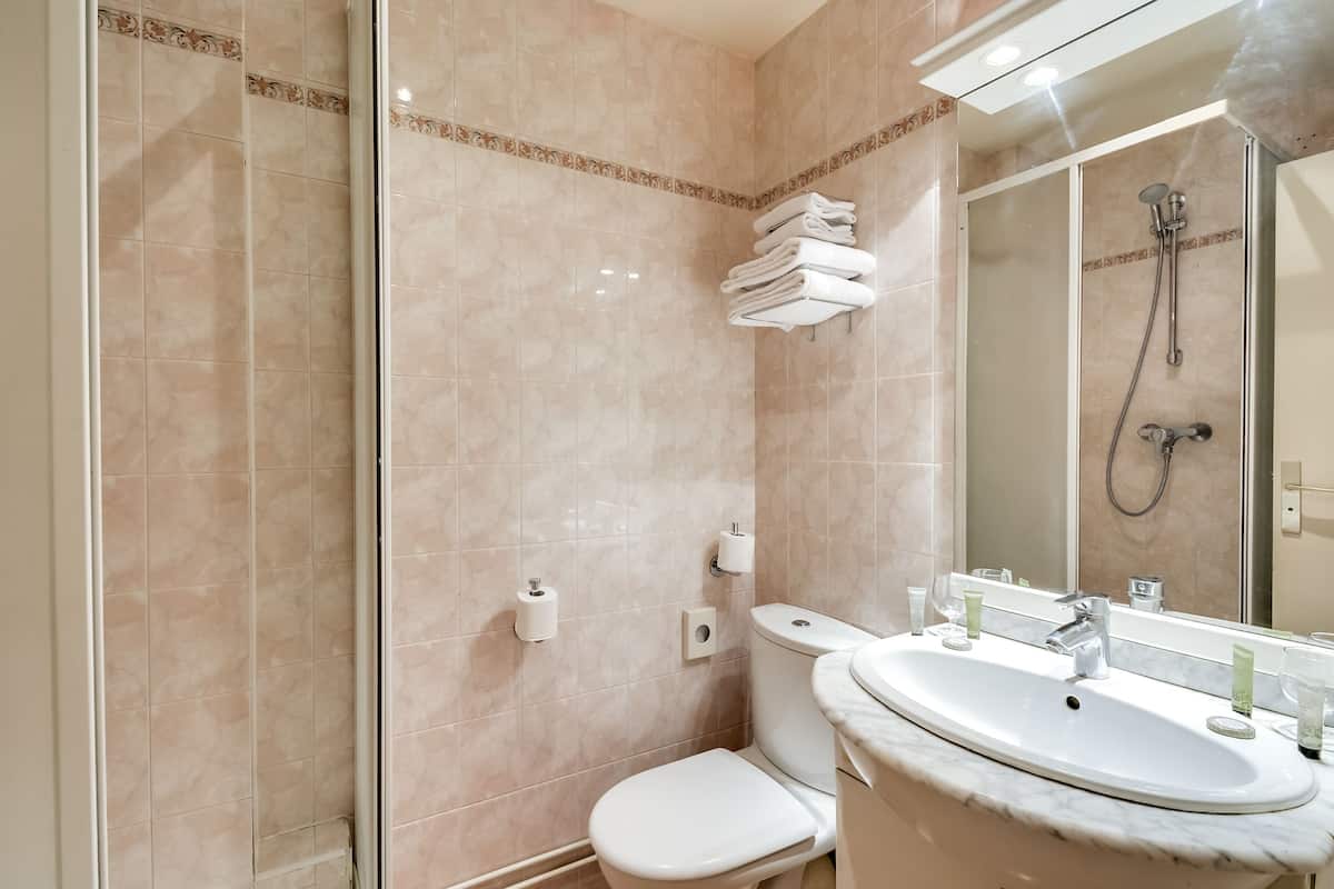 Combined shower/tub, free toiletries, hair dryer, towels