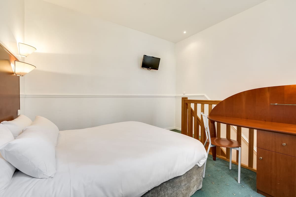 Premium bedding, minibar, desk, blackout drapes