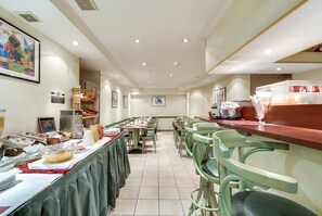 Colazione a buffet, servita tutte le mattine (12 EUR a persona) 