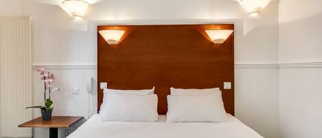 Seprai premium, minibar, meja kerja, dan tirai kedap cahaya