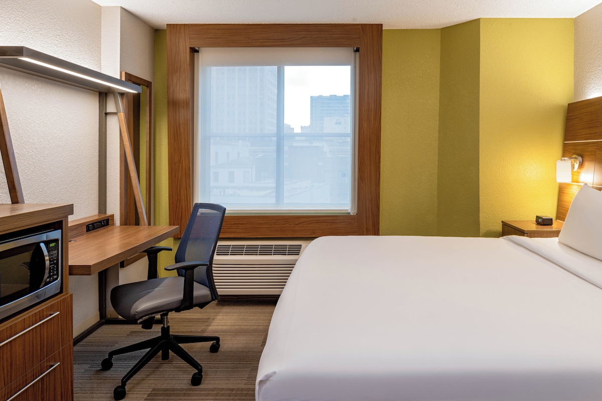 Standard Room | Premium bedding, in-room safe, desk, blackout drapes