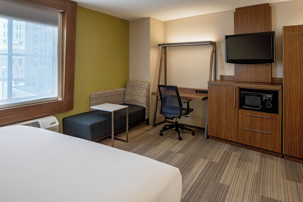 Standard Room, 1 King Bed (Extra Floor Space) | Premium bedding, in-room safe, desk, blackout drapes