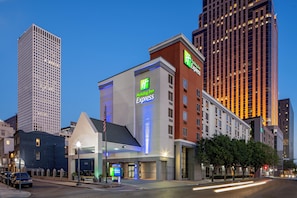 Modernilla julkisivulla, suurilla ikkunoilla ja huomiota herättävällä sisäänkäynnillä varustettu Holiday Inn Express -hotelli.