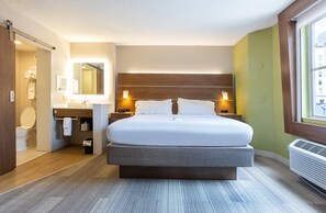 Ropa de cama de alta calidad y caja de seguridad en la habitación 