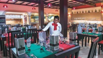 4 restaurants; breakfast, lunch and dinner served