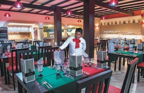 4 ristoranti; aperti a colazione, a pranzo e a cena