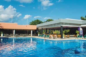 3 outdoor pools, pool umbrellas, sun loungers - Hotel Riu Lupita - All Inclusive (Playa del Carmen)